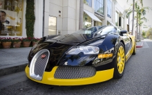 Черно-желтый Bugatti Veyron в райском уголке земли